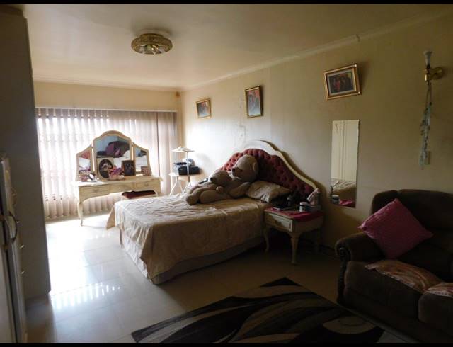 5 BEDROOM HOUSE FOR SALE IN UMHLATUZANA
